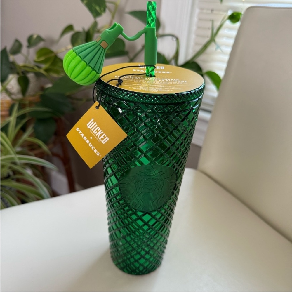 Starbucks wicked emerald city nwot  Tumbler with hott air balloon straw topper